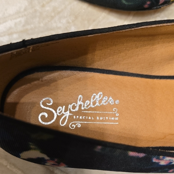 Seychelles Black Slip-On Loafers with Classic Silhouette - Picture 2 of 11